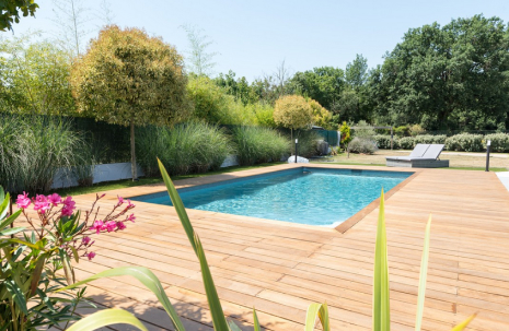 terrasse en bois pour piscine en Occitanie